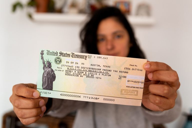 8 Online Schools that Give Refund Checks and Free Laptops