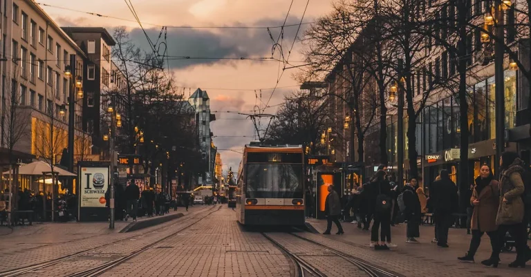 Is An Hour Commute Worth It? The Pros And Cons Of Long Commutes